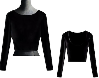 Könnte beinhalten: Ein schwarzes, langärmliges Crop-Top mit Rundhalsausschnitt.