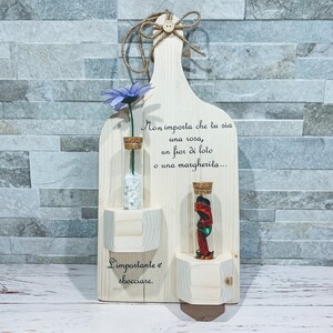 Holzschneidebrett mit Glasampullen, Anzuchtstation, Glasvasen für echte und getrocknete Blumen