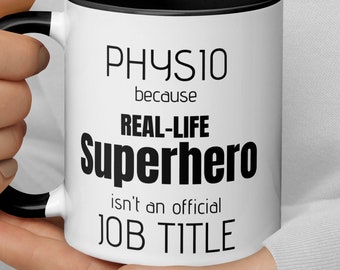 Könnte beinhalten: Eine weiße Kaffeetasse mit schwarzem Rand und Henkel. Die Tasse hat schwarzen Text, der lautet: "PHYSIO, weil REAL-LIFE SUPERHERO kein offizieller JOB TITEL ist".