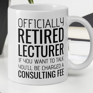 Könnte beinhalten: Weiße Keramik-Kaffeetasse mit schwarzem Text, der lautet: "Offiziell im Ruhestand Lecturer. Wenn Sie sprechen möchten, werden Ihnen Beratungskosten berechnet."