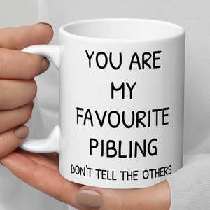 Può includere: Tazza in ceramica bianca con testo nero che recita "Sei il mio pibling preferito. Non dirlo agli altri."