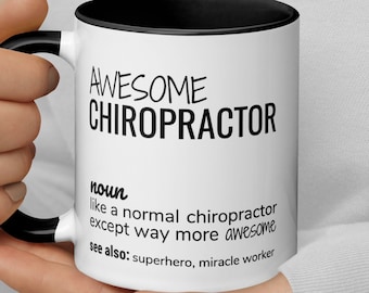 Peut inclure: Une tasse à café blanche avec un bord et une poignée noirs. La tasse porte une inscription noire qui dit "AWESOME CHIROPRACTOR" et une définition du mot "chiropractor" qui dit "comme un chiropractor normal sauf beaucoup plus génial. Voir aussi : super-héros, faiseur de miracles."