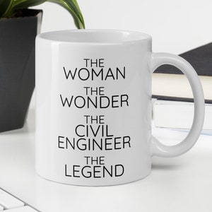 Op de afbeelding: Een witte keramische koffiemok met zwarte tekst die "The Woman, The Wonder, The Civil Engineer, The Legend" luidt.