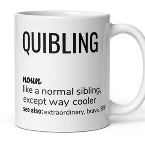 Op de afbeelding: Witte keramische mok met een zwarte afbeelding waarop staat: "QUIBLING zelfstandig naamwoord zoals een normaal broertje of zusje, alleen veel cooler zie ook: buitengewoon, dapper, beste vriend"