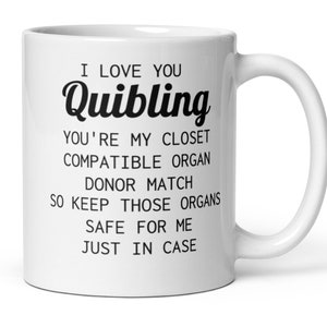 Op de afbeelding: Een witte keramische koffiemok met zwarte tekst die luidt: "Ik hou van je Quibling Je bent mijn dichtstbijzijnde compatibele orgaandonor, dus bewaar die organen voor me veilig, voor het geval dat."