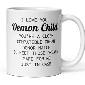 Può includere: Una tazza da caffè in ceramica bianca con testo nero che dice "Ti amo Demon Child Sei un donatore di organi compatibile vicino, quindi tieni questi organi al sicuro per me nel caso in cui."