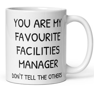 Könnte beinhalten: Eine weiße Keramiktasse mit schwarzem Text, der "You are my favourite facilities manager don't tell the others." lautet.