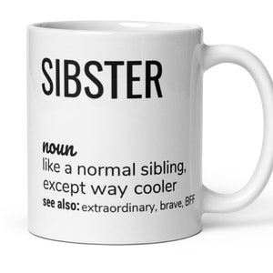 Op de afbeelding: Witte keramische mok met een zwarte afbeelding waarop staat "SIBSTER zelfstandig naamwoord zoals een normaal broertje of zusje, alleen veel cooler zie ook: buitengewoon, dapper, beste vriend"