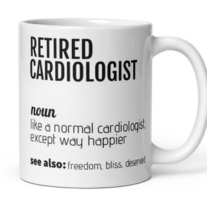 Può includere: Una tazza da caffè in ceramica bianca con testo nero che dice "RETIRED CARDIOLOGIST noun like a normal cardiologist, except way happier see also: freedom, bliss, deserved"