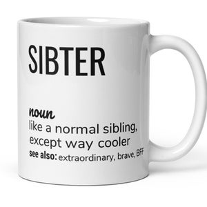 Op de afbeelding: Witte keramische mok met een zwart ontwerp met de tekst "SIBTER zelfstandig naamwoord zoals een normaal broertje of zusje, alleen veel cooler zie ook: buitengewoon, dapper, beste vriend"