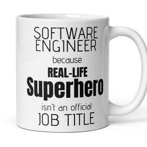 Peut inclure: Mug en céramique blanche avec du texte noir qui dit "Software Engineer because real-life superhero isn't an official job title."