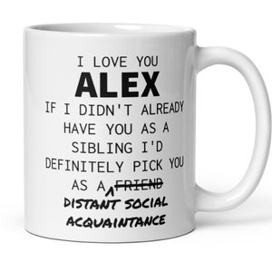 Op de afbeelding: Een witte keramische mok met zwarte tekst die luidt: "Ik hou van je Alex. Als ik je niet al als broer of zus had, zou ik je zeker als vriend kiezen. Een verre sociale kennis."