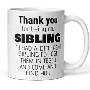 Op de afbeelding: Witte keramische mok met zwarte tekst die luidt: "Bedankt dat je mijn BROER of ZUSTER bent. Als ik een ander broer of zus had, zou ik ze kwijtraken in Tesco en je komen zoeken."
