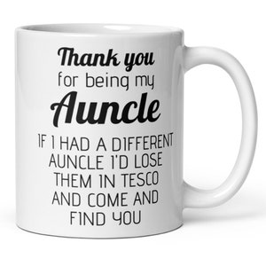 Può includere: Una tazza in ceramica bianca con testo nero che recita "Grazie per essere mio zio. Se avessi uno zio diverso, lo perderei al Tesco e verrei a trovarti."