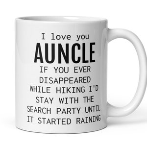Può includere: Una tazza da caffè in ceramica bianca con testo nero che dice "I love you AUNCLE IF YOU EVER DISAPPEARED WHILE HIKING I'D STAY WITH THE SEARCH PARTY UNTIL IT STARTED RAINING"