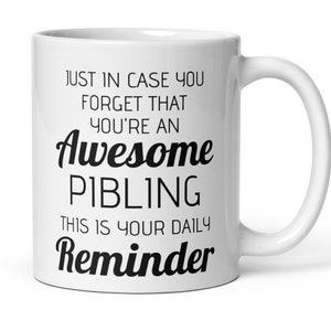 Può includere: Una tazza da caffè in ceramica bianca con testo nero che recita "Just in case you forget that you're an awesome sibling. This is your daily reminder."