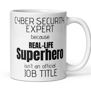Op de afbeelding: Een witte keramische mok met zwarte tekst die "Cyber Security Expert because Real-Life Superhero isn't an official Job Title." zegt.