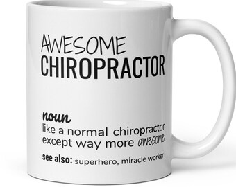 Peut inclure: Mug en céramique blanche avec du texte noir qui dit "AWESOME CHIROPRACTOR" et une définition du mot. La définition se lit comme suit : "nom comme un chiropraticien normal, sauf beaucoup plus génial voir aussi : super-héros, faiseur de miracles"