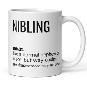 Può includere: Tazza in ceramica bianca con una grafica nera che recita "NIBLING nome come un nipote o una nipote normale, ma molto più cool vedi anche: straordinario e coraggioso"