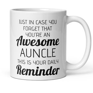 Può includere: Tazza da caffè in ceramica bianca con testo nero che recita "Just in case you forget that you're an Awesome Auncle This is your daily Reminder".