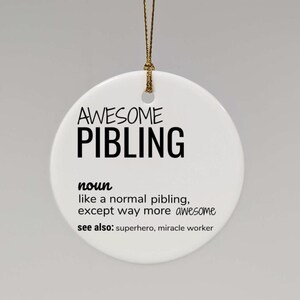 Può includere: Ciondolo in ceramica bianca con testo nero che recita "AWESOME PIBLING noun like a normal pibling, except way more awesome see also: superhero, miracle worker"