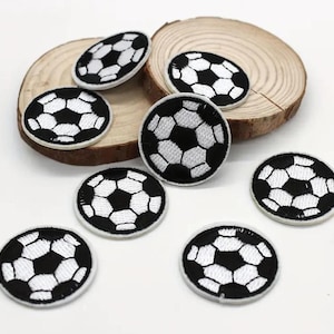 Puede incluir: Ocho parches de hierro bordados en blanco y negro de balones de fútbol. Los parches tienen aproximadamente 5 cm de diámetro.