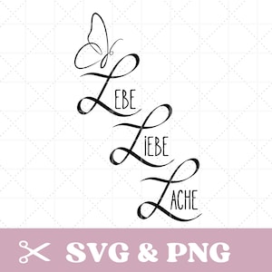 Könnte beinhalten: Schwarz-weißes SVG- und PNG-Design mit den deutschen Wörtern "Lebe Liebe Lache" (Lebe Liebe Lache) in dekorativer Schrift. Oben befindet sich ein Schmetterling. Die Worte "SVG & PNG" stehen unten.