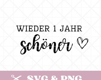 Puede incluir: Un diseño digital con el texto alemán "WIEDER 1 JAHR schöner" en escritura negra, acompañado de un símbolo de corazón. El diseño también incluye el texto "SVG & PNG". El fondo es un patrón de diamantes blancos.