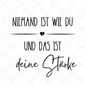 K&ouml;nnte beinhalten: Schwarz-wei&szlig; Typografie-Druck mit dem Text "Niemand ist wie du und das ist deine St&auml;rke".