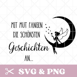 Puede incluir: Diseño gráfico en blanco y negro con un hada sentada en una luna creciente, esparciendo estrellas. El texto dice "Mit Mut Fangen Die Schönsten Geschichten An..."