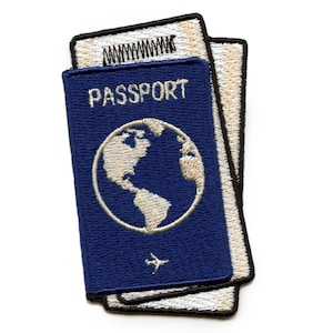 Pode incluir: Um remendo de passaporte azul com a palavra "PASSPORT" bordada em branco, um globo branco com continentes bordados no centro e um símbolo de avião branco na parte inferior.