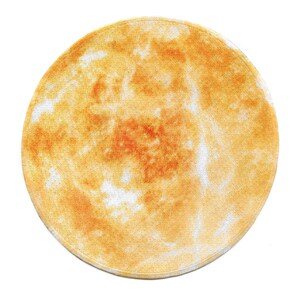 Op de afbeelding: Een ronde, oranje en witte, getextureerde, vilt-achtige onderzetter.