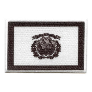 Peut inclure: Un écusson brodé blanc avec une bordure noire. L'écusson représente le sceau de l'État de Virginie-Occidentale, qui représente un fermier tenant une gerbe de blé et un fusil, debout sur une montagne avec une rivière qui la traverse. Le sceau est entouré d'une couronne de feuilles de laurier et les mots "État de Virginie-Occidentale" sont écrits sur un ruban au-dessus du sceau.