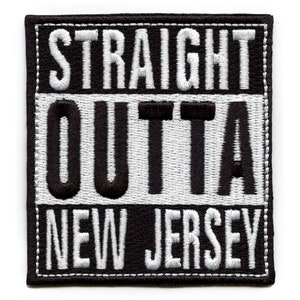 Op de afbeelding: Zwart en wit geborduurd patch met de tekst "STRAIGHT OUTTA NEW JERSEY".