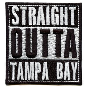 Könnte beinhalten: Schwarzer und weißer gestickter Aufnäher mit dem Text "STRAIGHT OUTTA TAMPA BAY".