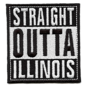Op de afbeelding: Zwart-witte geborduurde patch met de tekst "STRAIGHT OUTTA ILLINOIS" in een vet, bloklettertype.