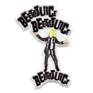 Op de afbeelding: Een geborduurde strijkpatch met een cartoonfiguur in een zwart-wit gestreept pak met groen haar, die het woord "Beetlejuice" in zwarte letters omhoog houdt.