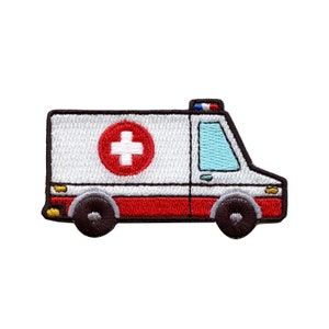 Op de afbeelding: Gestikt pleister van een witte ambulance met een rood kruis aan de zijkant. De ambulance heeft een rode streep en zwarte wielen.