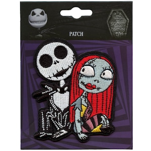 Könnte beinhalten: Gestickter Patch mit Jack Skellington und Sally aus Nightmare Before Christmas. Der Patch ist schwarz mit weißen und roten Nähten. Der Text "The Nightmare Before Christmas 30th" befindet sich auf einem schwarzen Banner.