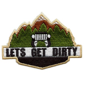 Könnte beinhalten: Gestickter Aufnäher mit einer grünen Berglandschaft und einem schwarzen Jeep-Kühlergrill. Der Text "LET'S GET DIRTY" ist in Weiß auf schwarzem Hintergrund.
