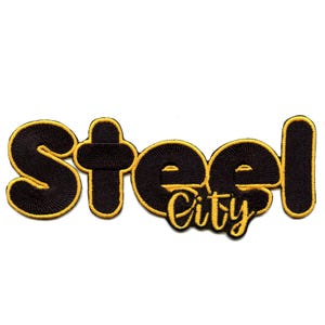 Puede incluir: Parche bordado negro y amarillo con el texto "Steel City" en una fuente estilizada.