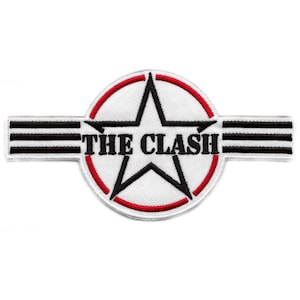 Puede incluir: Un parche bordado blanco con un círculo rojo y una estrella negra. El texto "THE CLASH" está en letras negras dentro del círculo.