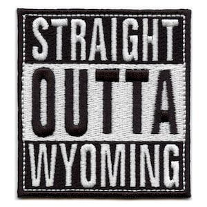 Puede incluir: Parche bordado en blanco y negro con el texto "STRAIGHT OUTTA WYOMING" en una fuente en negrita y de bloque.