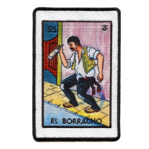 Peut inclure: Un patch brodé coloré représentant un homme avec une bouteille à la main, marchant sur un trottoir jaune. Le patch est blanc avec une bordure noire et le texte "EL BORRACHO" est en bas.