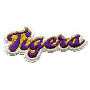 Op de afbeelding: Paarse en gouden geborduurde strijk-op patch met het woord "Tigers" in een cursief schrift.