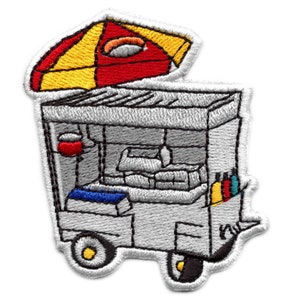 Pode incluir: Um remendo bordado de uma barraca de cachorro-quente cinza com uma cobertura listrada de vermelho e amarelo. A barraca tem uma cobertura listrada de azul e branco, uma xícara vermelha e garrafas amarelas e azuis.