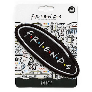 Könnte beinhalten: Ein schwarzer und weißer Bügel-Patch mit dem Wort "FRIENDS" in einem weißen Oval. Der Patch hat bunte Punkte um das Wort "FRIENDS". Der Hintergrund der Verpackung ist weiß mit einem schwarzen Rand und zeigt ein Cartoon-Design mit den Worten "PIVOT!" und "NYC".