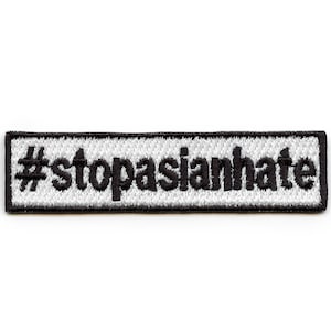Puede incluir: Parche blanco bordado con texto negro que dice "#stopasianhate".