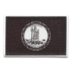 Könnte beinhalten: Ein gestickter Patch in Schwarzweiß mit dem Siegel des Commonwealth of Virginia. Das Siegel zeigt einen Mann, der auf einem Berg steht und einen Speer und ein Schwert hält. Die Worte "Virginia" und "Sic Semper Tyrannis" sind um das Siegel herum geschrieben.