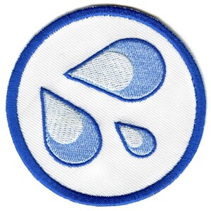 Könnte beinhalten: Ein weißer gestickter Aufnäher mit blauem Rand. Der Aufnäher zeigt drei blaue Wassertropfen.
